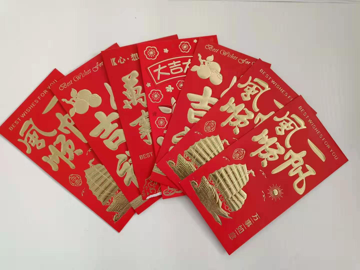 總經理曹丁紅現在為員工發(fā)放新年開工紅包